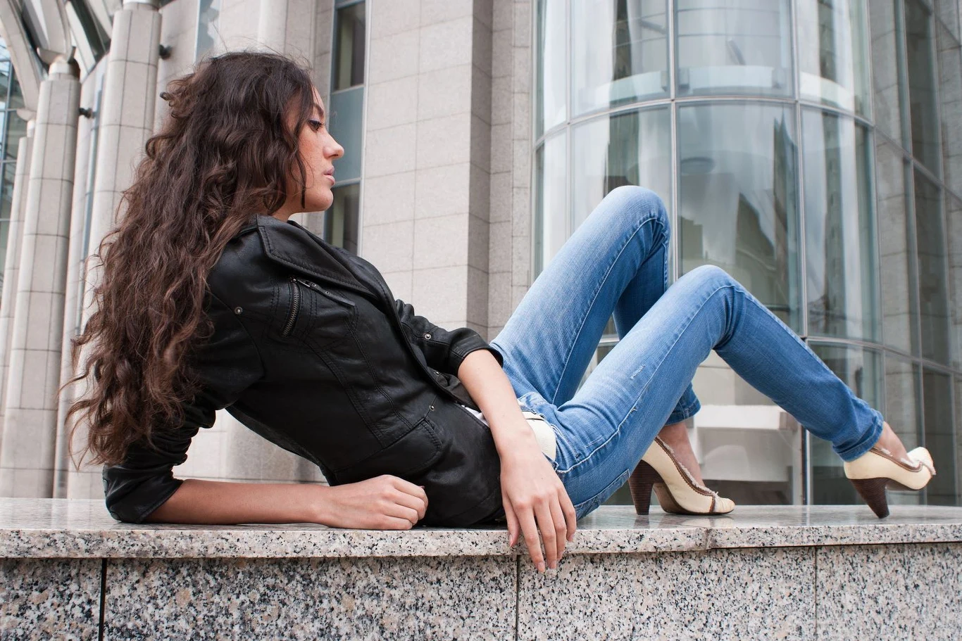 Skinny jeans pasują zarówno do casualowych, jak i eleganckich stylizacji