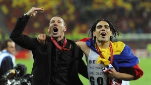 Diego Simeone i Radamel Falcao po zwycięstwie w Lidze Europejskiej w 2012 roku