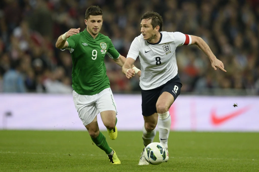 Frank Lampard w starciu z Shanem Longiem Frank Lampard w starciu z Shanem Longiem