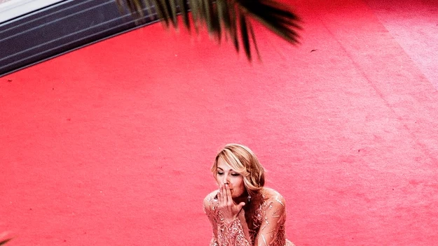 Petra Nemcova na czerwonym dywnie w Cannes