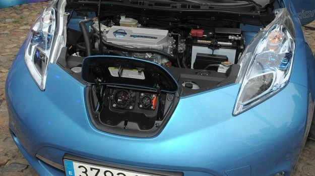 Nissan Leaf, nagrodzony europejskim tytułem Samochodu Roku 2011, to jak dotychczas najpopularniejszy samochód elektryczny na świecie (ponad 50 tys. sztuk). Nadal jednak jego sprzedaż nie jest dość satysfakcjonująca dla szefów koncernu Nissan-Renault. Nissan Leaf, nagrodzony europejskim tytułem Samochodu Roku 2011, to jak dotychczas najpopularniejszy samochód elektryczny na świecie (ponad 50 tys. sztuk). Nadal jednak jego sprzedaż nie jest dość satysfakcjonująca dla szefów koncernu Nissan-Renault.