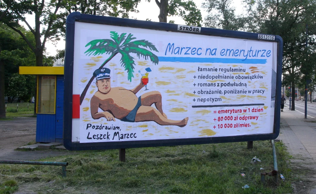 Malowany ręcznie billboard w centrum Opola, przedstawiający byłego komendanta wojewódzkiego Leszka Marca Malowany ręcznie billboard w centrum Opola, przedstawiający byłego komendanta wojewódzkiego Leszka Marca