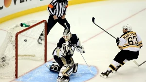 Brad Marchand z Boston Bruins strzela gola w starciu z Pittsburgh Penguins 