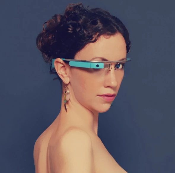 Tits & Glass - pierwsza aplikacja "dla dorosłych" dla Google Glass. "Tits" w jęzku amerykańskim to bardzo potoczne określenie na piersi kobiety