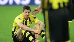 Smutny Robert Lewandowski po porażce Borussii z Bayernem w finale Ligi Mistrzów