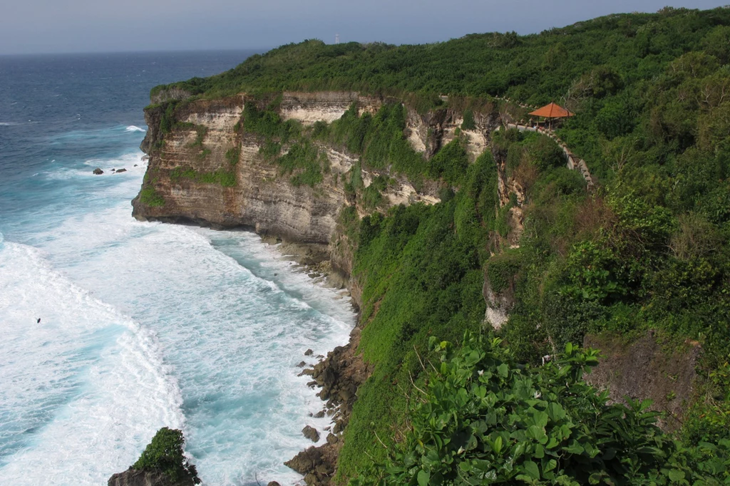 Widok z klifu w okolicy świątyni Uluwatu /fot. indo-explorer.pl