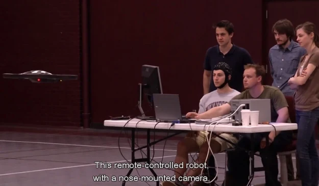 Robot kontrolowany przez jednego z uczestników eksperymentu Robot kontrolowany przez jednego z uczestników eksperymentu