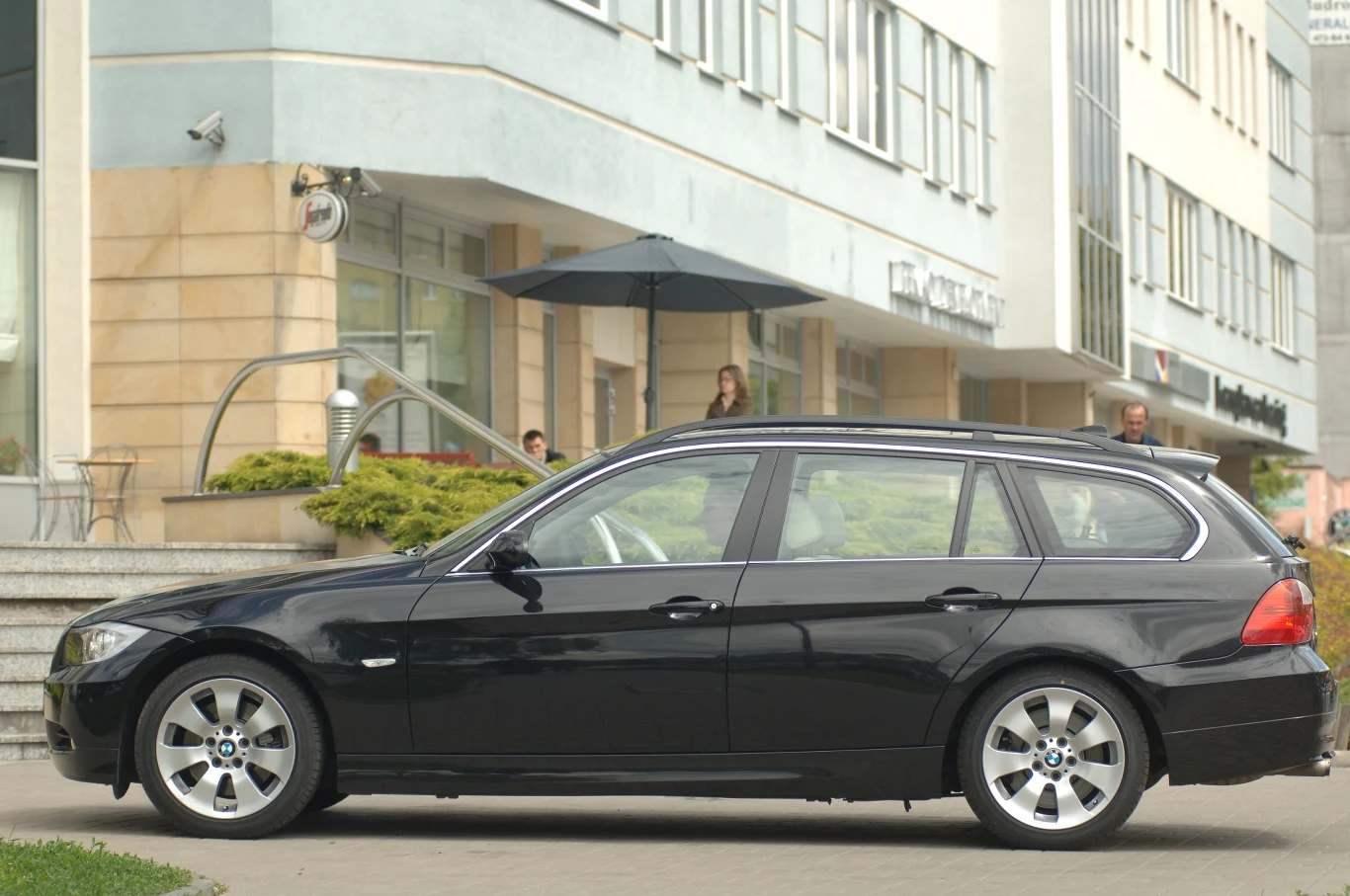 Dla kontrastu podajemy przykład pana Andrzeja, który ma identyczną wersję 320d, tyle że w wersji kombi. Auto kupione jako używane z przebiegiem 120 tys. km uległo poważnej awarii podczas wakacyjnego wyjazdu do Włoch. Choć przed wyruszeniem w trasę dokonano przeglądu, nie uchroniło to właściciela przed spektakularnym rozpadnięciem się turbosprężarki (wirnik wypadł z ułożyskowania). Naprawa kosztowała w przeliczeniu 7 tys. zł. Czy przebieg był prawdziwy? Wątpliwe...