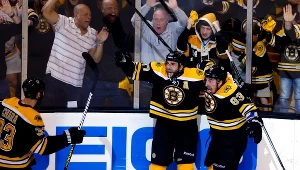 Patrice Bergeron (w środku) zdobył decydującego gola dla Boston Bruins