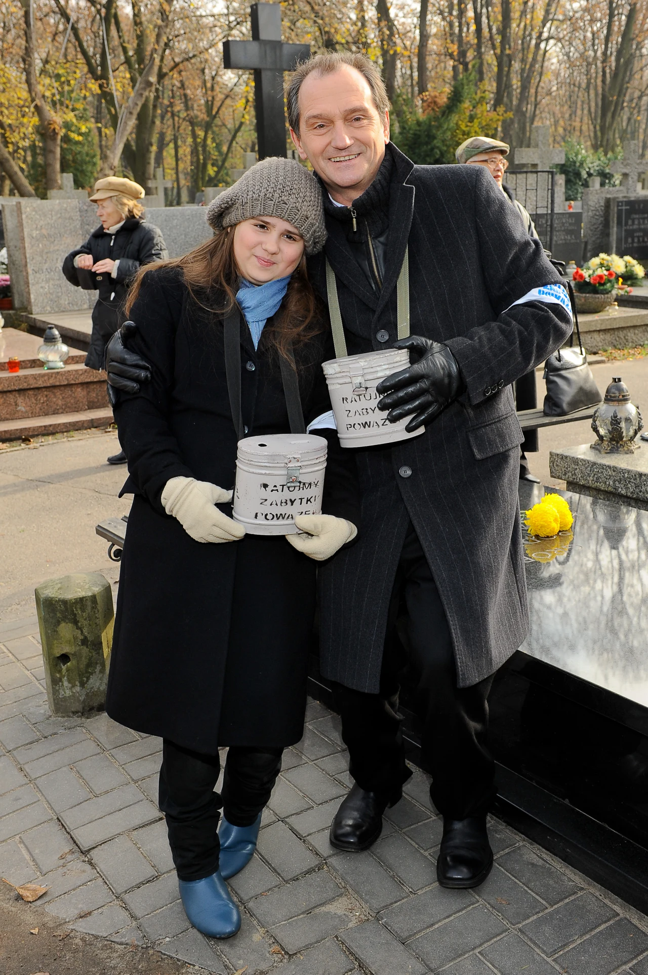 Wojciech Wysocki z córką podczas zbiórki pieniędzy na Powązkach Wojciech Wysocki z córką podczas zbiórki pieniędzy na Powązkach