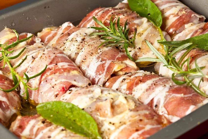 Włoskie saltimbocca czyli drobiowe zawijasy ze szpinakiem w boczku Włoskie saltimbocca czyli drobiowe zawijasy ze szpinakiem w boczku