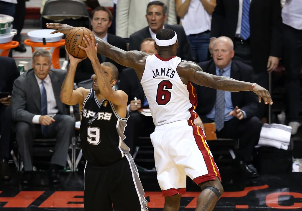 LeBron James stara się zablokować rzut Tony'ego Parkera