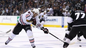 Marian Hossa strzela na bramkę Los Angeles Kings
