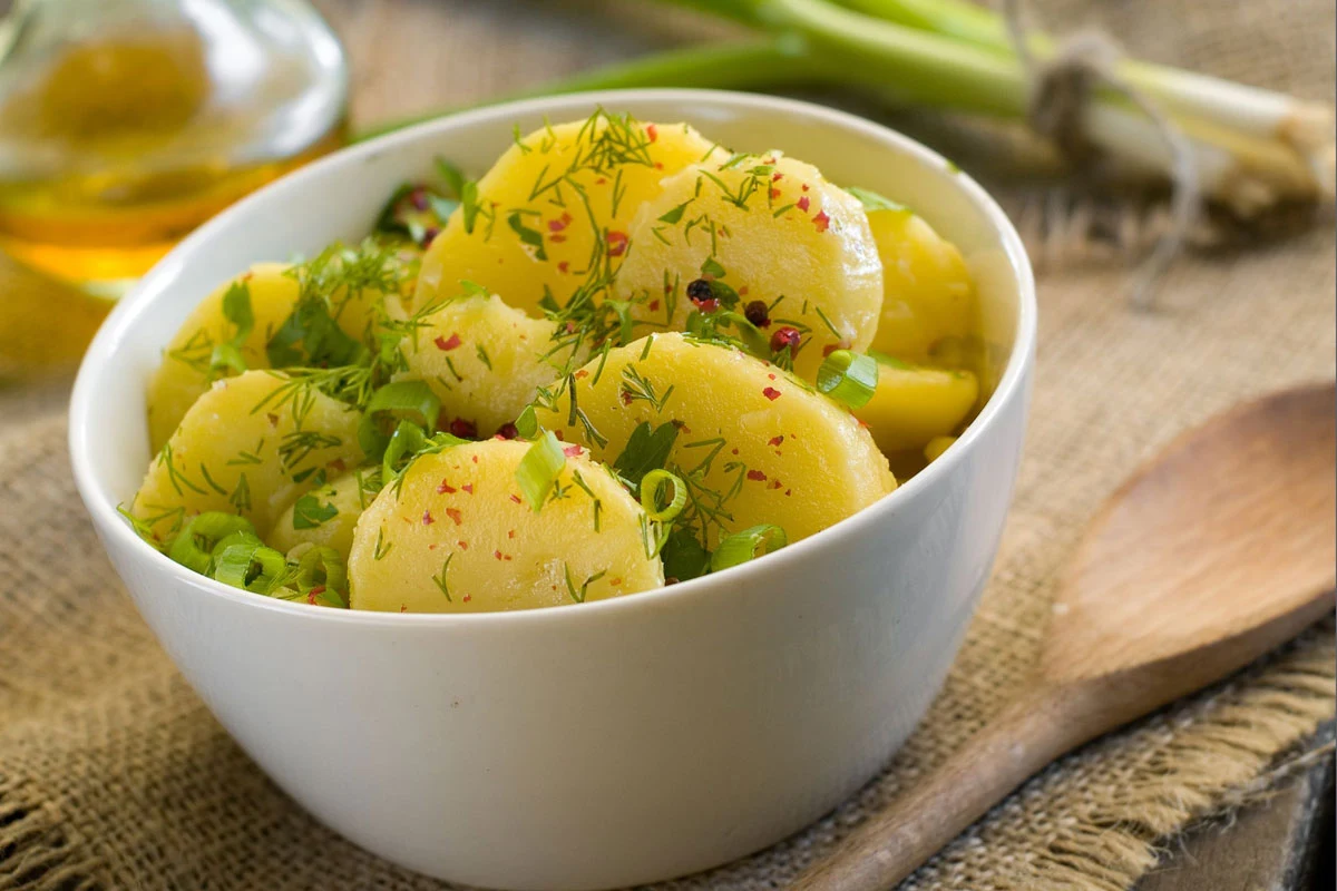 Młode ziemniaki polane świeżym ziołowym sosem to idealny pomysł na wiosenny obiad Młode ziemniaki polane świeżym ziołowym sosem to idealny pomysł na wiosenny obiad