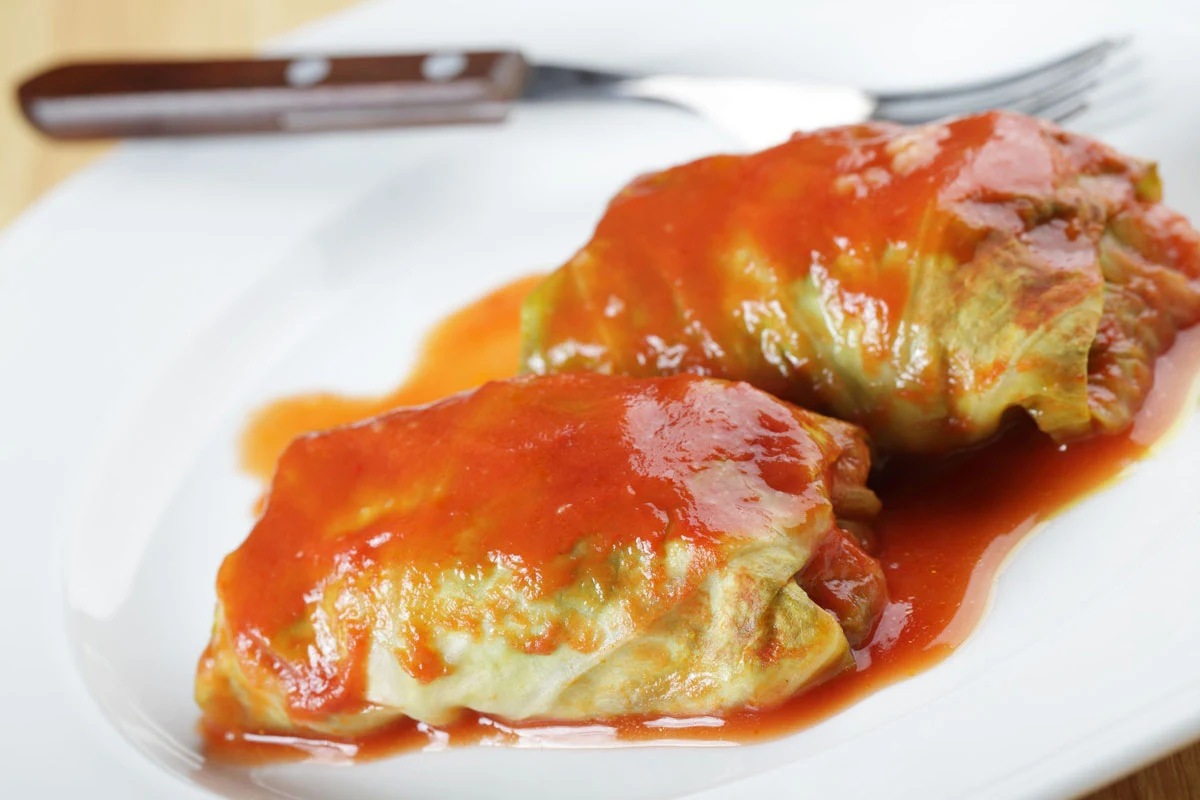 Gołąbki żydowskie podawaj z sosem pomidorowym. Będą smakować idealnie Gołąbki żydowskie podawaj z sosem pomidorowym. Będą smakować idealnie