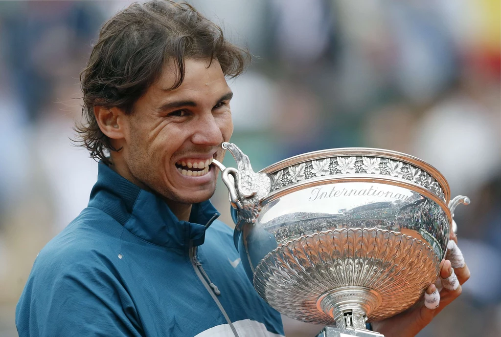 27-letni Nadal zdobył 12. tytuł w Wielkim Szlemie. Po raz dziewiąty wystąpił w stolicy Francji, gdzie przegrał dotychczas tylko jeden mecz - w 2009 roku w czwartej rundzie ze Szwedem Robinem Soederlingiem. 27-letni Nadal zdobył 12. tytuł w Wielkim Szlemie. Po raz dziewiąty wystąpił w stolicy Francji, gdzie przegrał dotychczas tylko jeden mecz - w 2009 roku w czwartej rundzie ze Szwedem Robinem Soederlingiem.