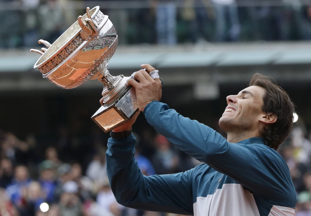 27-letni Nadal zdobył 12. tytuł w Wielkim Szlemie. Po raz dziewiąty wystąpił w stolicy Francji, gdzie przegrał dotychczas tylko jeden mecz - w 2009 roku w czwartej rundzie ze Szwedem Robinem Soederlingiem. 27-letni Nadal zdobył 12. tytuł w Wielkim Szlemie. Po raz dziewiąty wystąpił w stolicy Francji, gdzie przegrał dotychczas tylko jeden mecz - w 2009 roku w czwartej rundzie ze Szwedem Robinem Soederlingiem.