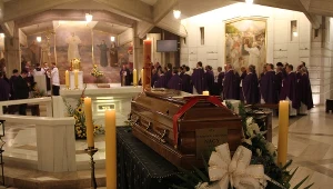 Trumna z ciałem kardynała w Sanktuarium bł. Jana Pawła II