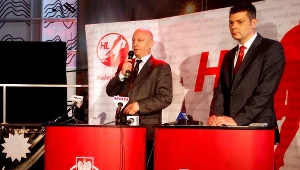 Prezes PHL Mariusz Wołosz (P) i prezes PZHL Piotr Hałasik (L) podczas konferencji prasowej Polskiej Hokej Ligi w Katowicach