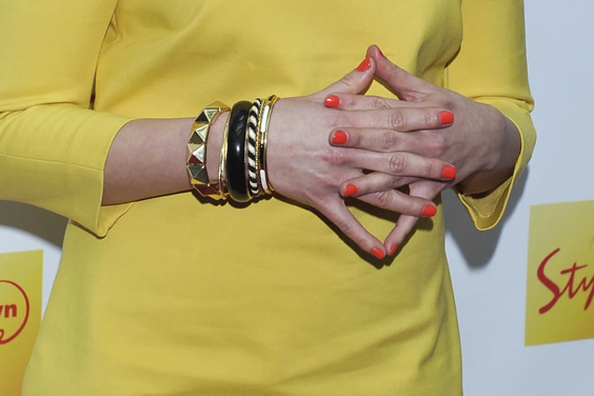 Intensywna czerwień dobrze wygląda także na krótkich paznokciach