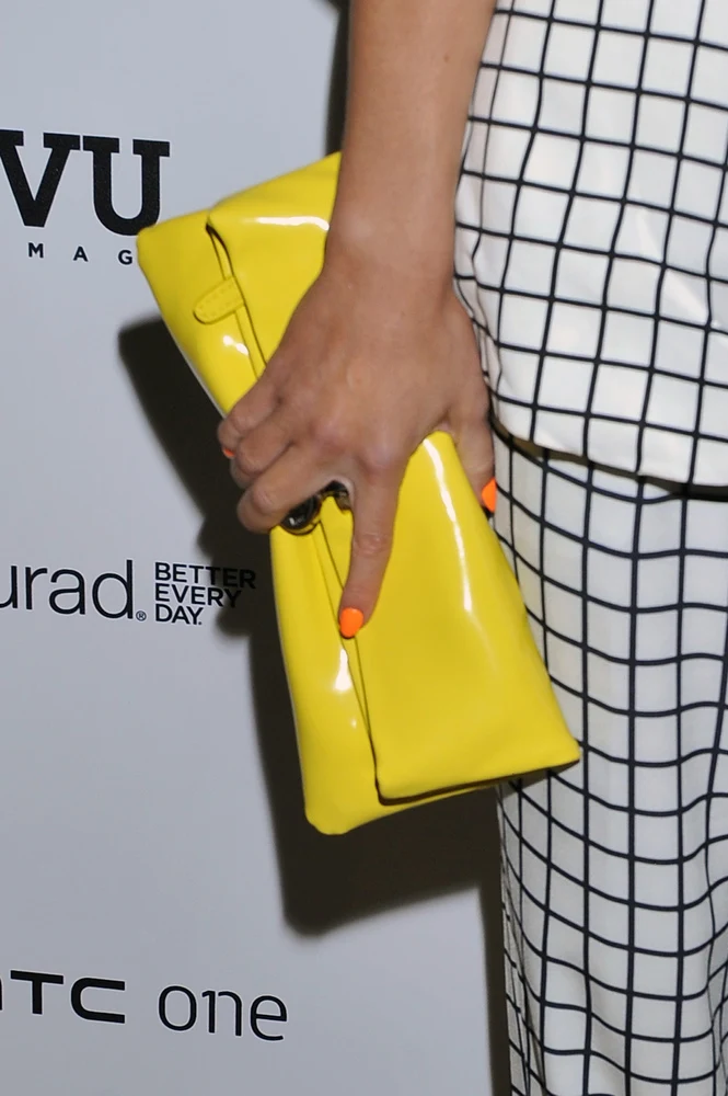 Neonowy pomarańczowy manicure i żółta kopertówka to bardzo wakacyjne połączenie