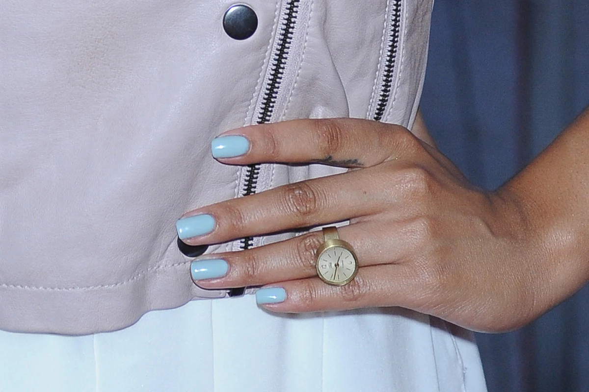 Paznocie w kolorze błękitnego nieba są idelane dla pań o ciemnej lub opalonej cerze
