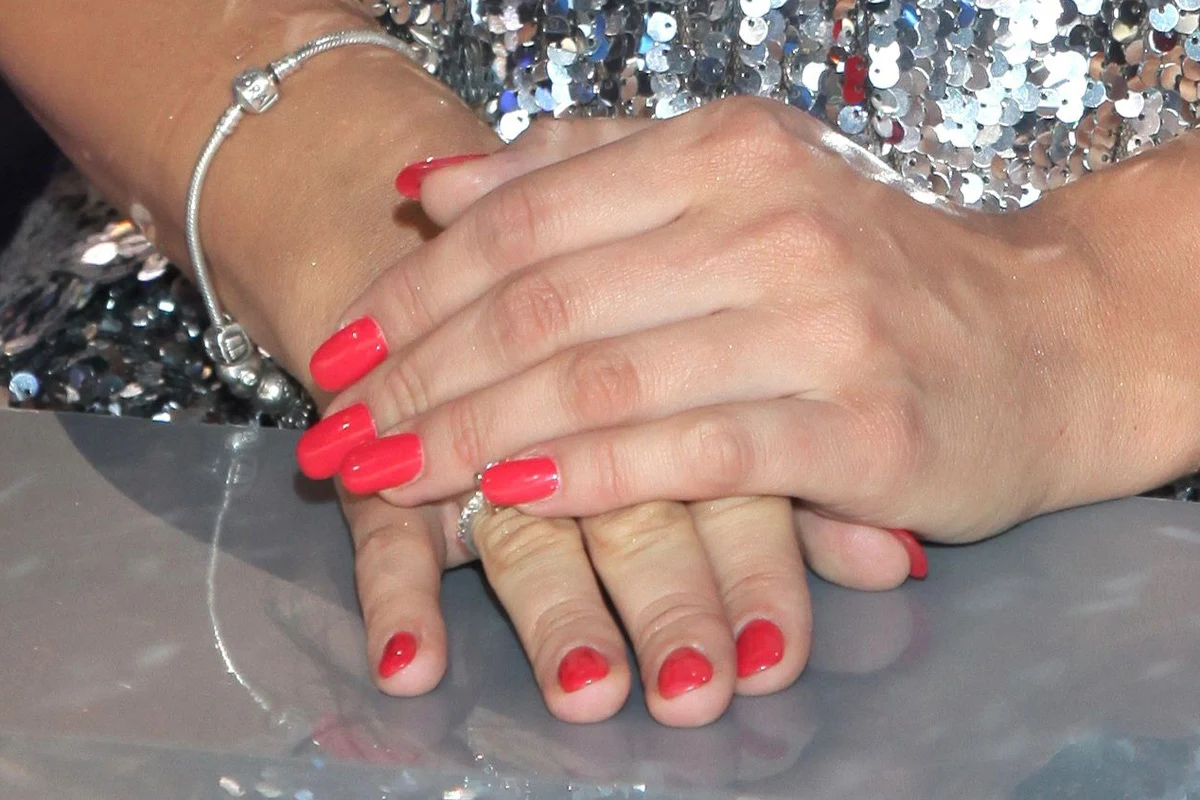 Krwistoczerwone długie paznokcie są bardzo seksy