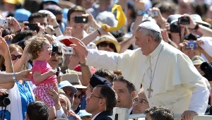 Papież Franciszek zaapelował w środę, by położyć kres pracy dzieci.