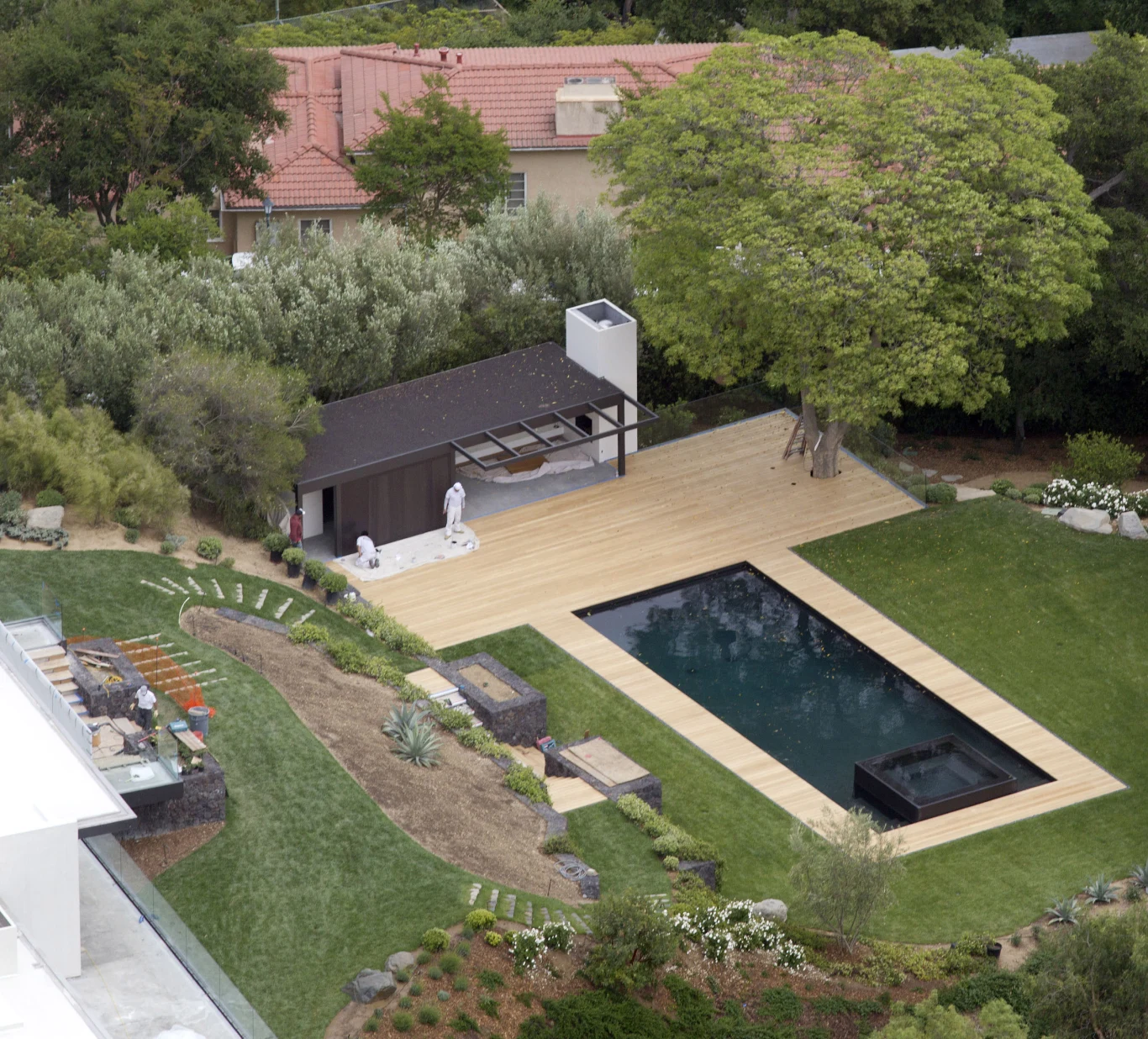 Ślub odbędzie się w ogrodzie, gdzie właśnie trwają prace Ślub odbędzie się w ogrodzie, gdzie właśnie trwają prace