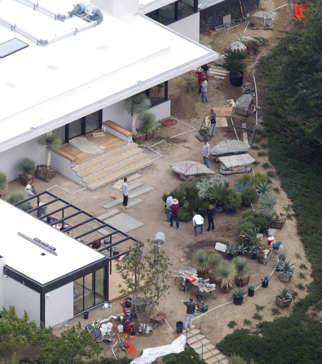 Ekipa sadzi jeszcze roślinność wokół domu Ekipa sadzi jeszcze roślinność wokół domu