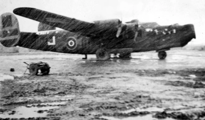 Liberator z 1586 Polskiej Eskadry Specjalnego Przeznaczenia na lotnisku Campo Casale we Włoszech Liberator z 1586 Polskiej Eskadry Specjalnego Przeznaczenia na lotnisku Campo Casale we Włoszech