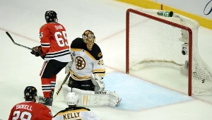 Tuukka Rask pokonany przez Andrew Shawa