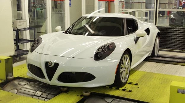 Mierząca 4 m długości Alfa Romeo 4C waży 895 kg - mniej niż auta miejskie.