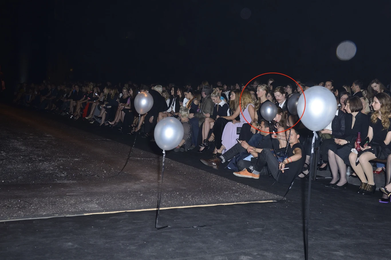 Targowisko próżności - aktorka z serialu o koniach w pierwszym rzędzie Targowisko próżności - aktorka z serialu o koniach w pierwszym rzędzie