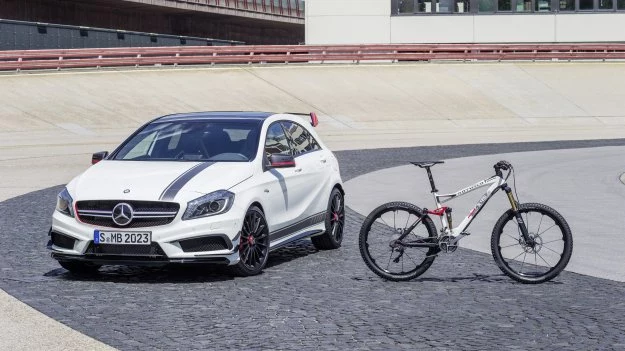 Rower R.X45 AMG kosztuje 6990 euro, a jego barwy nawiązują do modelu A 45 AMG.