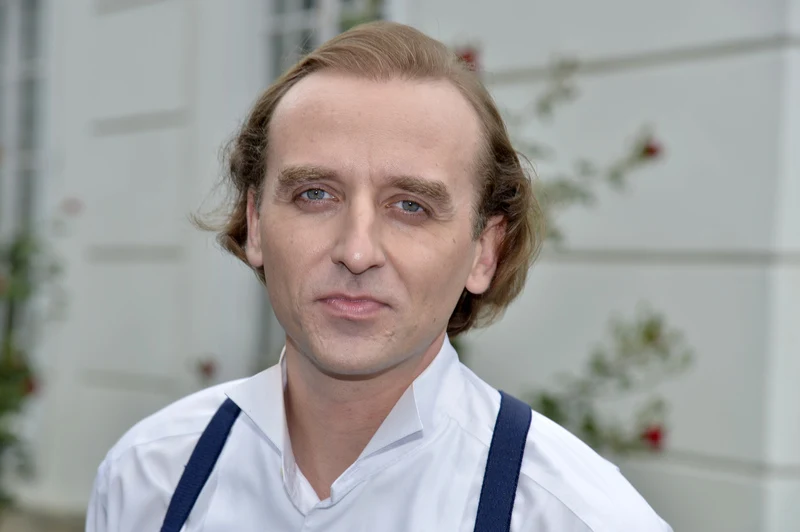 Recepcjonista Szewczuk (Wojciech Mecwaldowski) z Hotelu Polonia nie jest tym, za kogo się podaje... Recepcjonista Szewczuk (Wojciech Mecwaldowski) z Hotelu Polonia nie jest tym, za kogo się podaje...