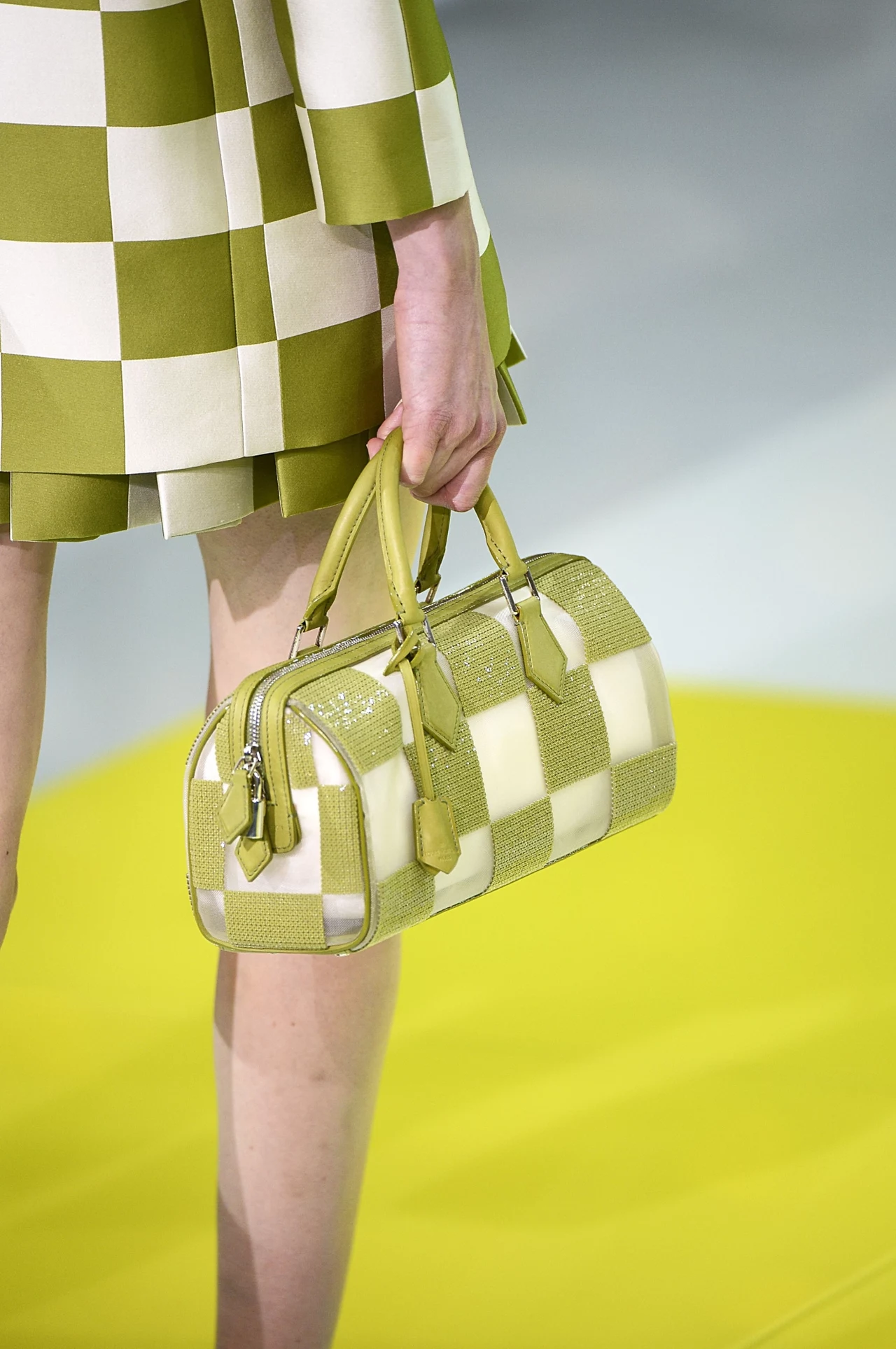 Krata rodem z szachownicy to znak rozpoznawczy tegorocznej kolecji domu mody Louis Vuitton Krata rodem z szachownicy to znak rozpoznawczy tegorocznej kolecji domu mody Louis Vuitton