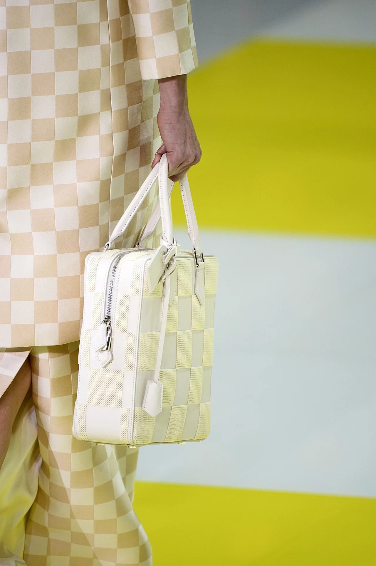 Krata rodem z szachownicy to znak rozpoznawczy tegorocznej kolecji domu mody Louis Vuitton Krata rodem z szachownicy to znak rozpoznawczy tegorocznej kolecji domu mody Louis Vuitton