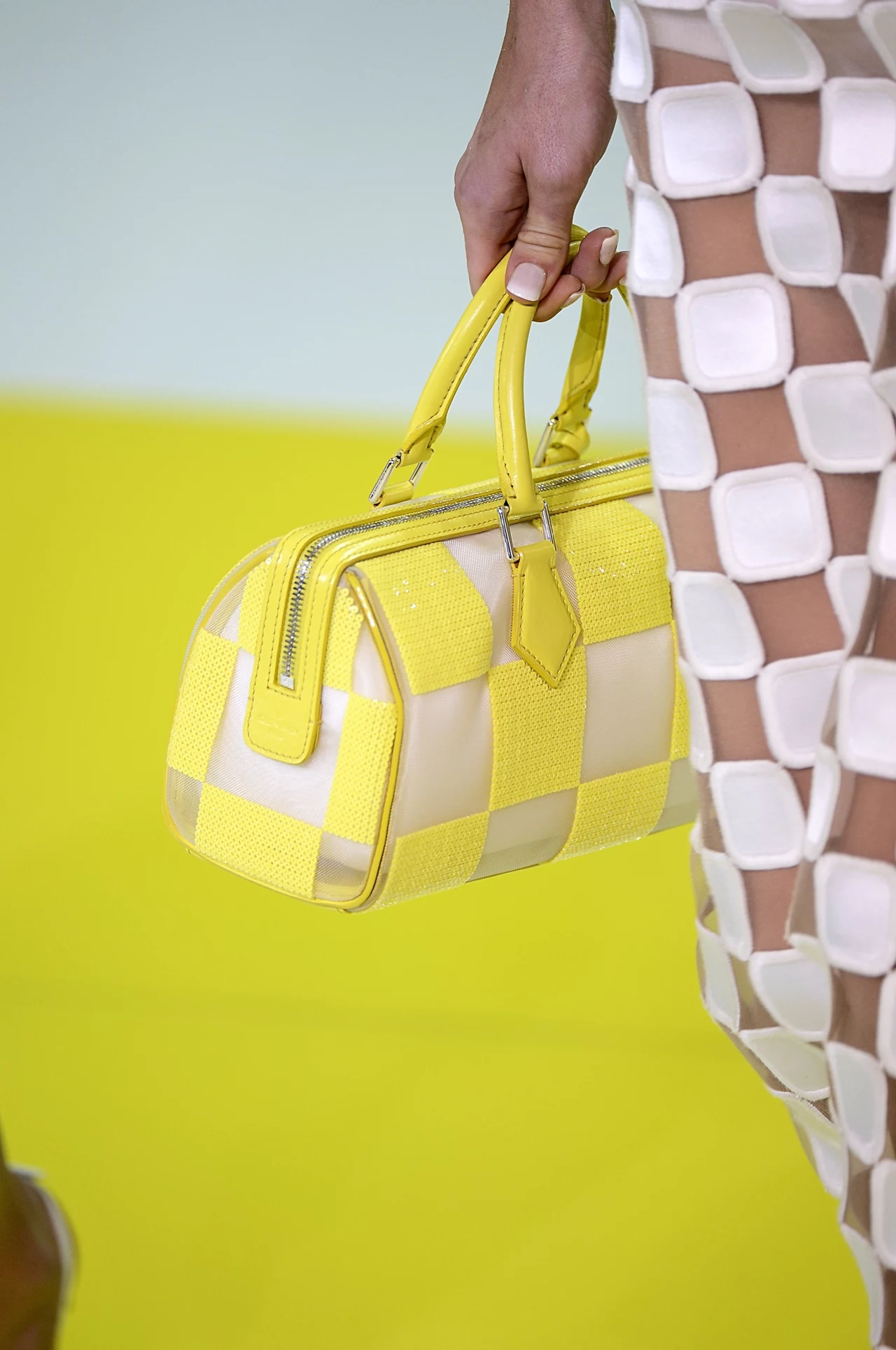 Krata rodem z szachownicy to znak rozpoznawczy tegorocznej kolecji domu mody Louis Vuitton Krata rodem z szachownicy to znak rozpoznawczy tegorocznej kolecji domu mody Louis Vuitton