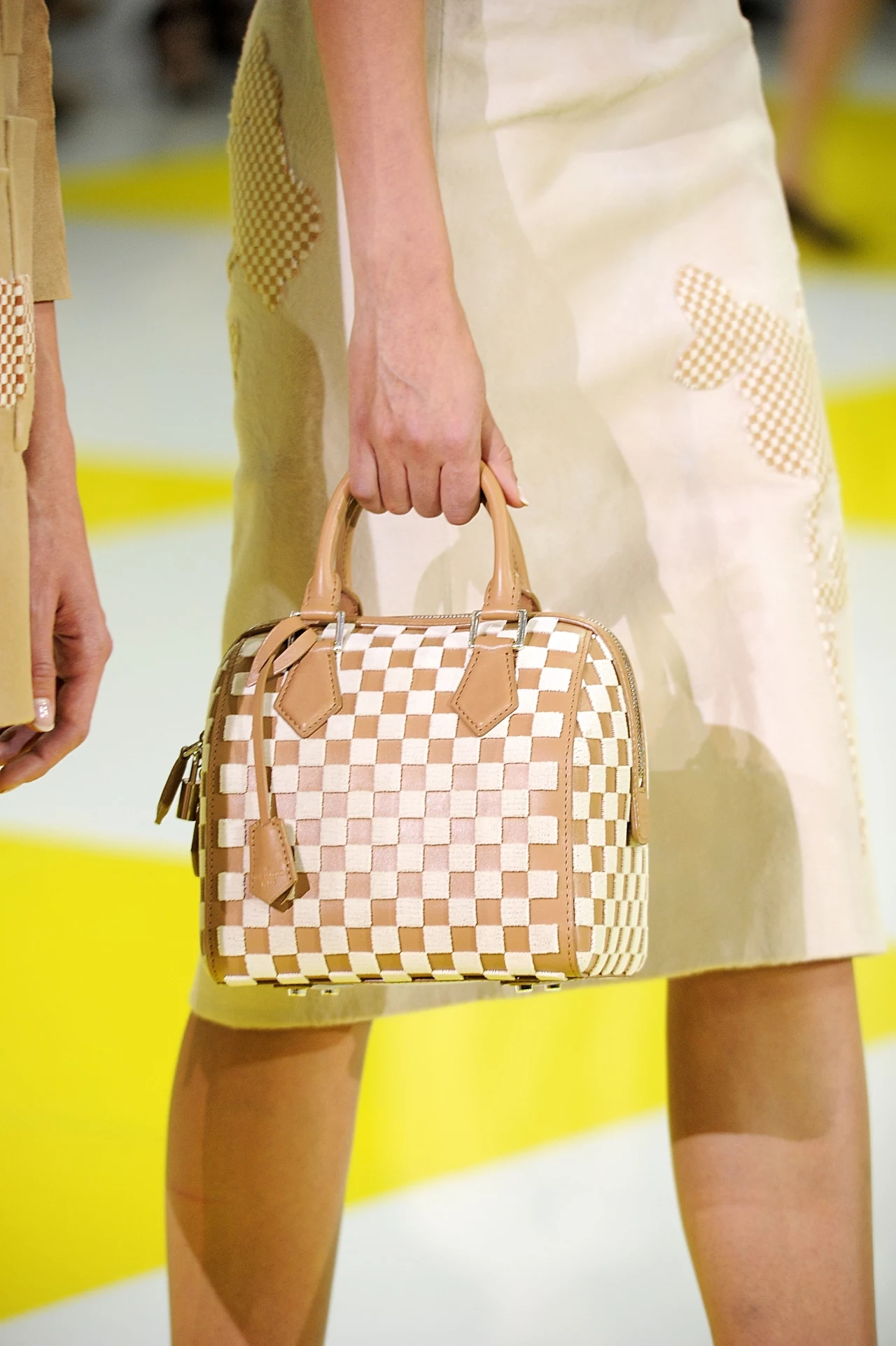 Krata rodem z szachownicy to znak rozpoznawczy tegorocznej kolecji domu mody Louis Vuitton Krata rodem z szachownicy to znak rozpoznawczy tegorocznej kolecji domu mody Louis Vuitton