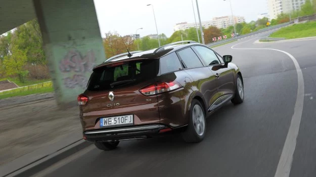 Widoczność, dzięki tylnym bocznym szybom, jest lepsza niż w Clio hatchback.