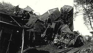 Archiwalne zdjęcie z miejsca zderzenia dwóch pociągów na stacji Poznań Starołęka w środę, 15 września 1943 roku