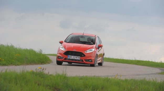 Fiesta ST daje kierowcy ogromną frajdę z dynamicznej jazdy. Widoczny na zdjęciach lakier specjalny Molten Orange wymaga dopłaty 2400 zł.