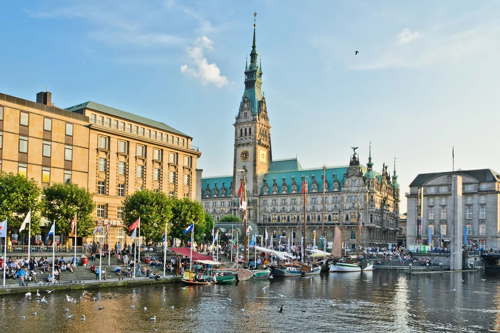 Tego hamburczykom zazdrościmy najbardziej – mają dwa jeziora w sercu miasta: rozległe Außenalster i mniejsze Binnenalster. Wsiadają do metra czy autobusu i są na żaglach!