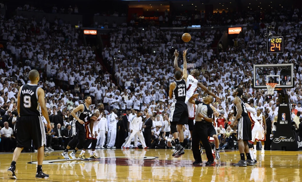 Koszykarze Miami Heat trzeci raz w swoim czwartym występie w finale sięgnęli po mistrzostwo ligi NBA. W siódmym decydującym spotkaniu pokonali w czwartek we własnej hali San Antonio Spurs 95:88, wygrywając rywalizację 4-3