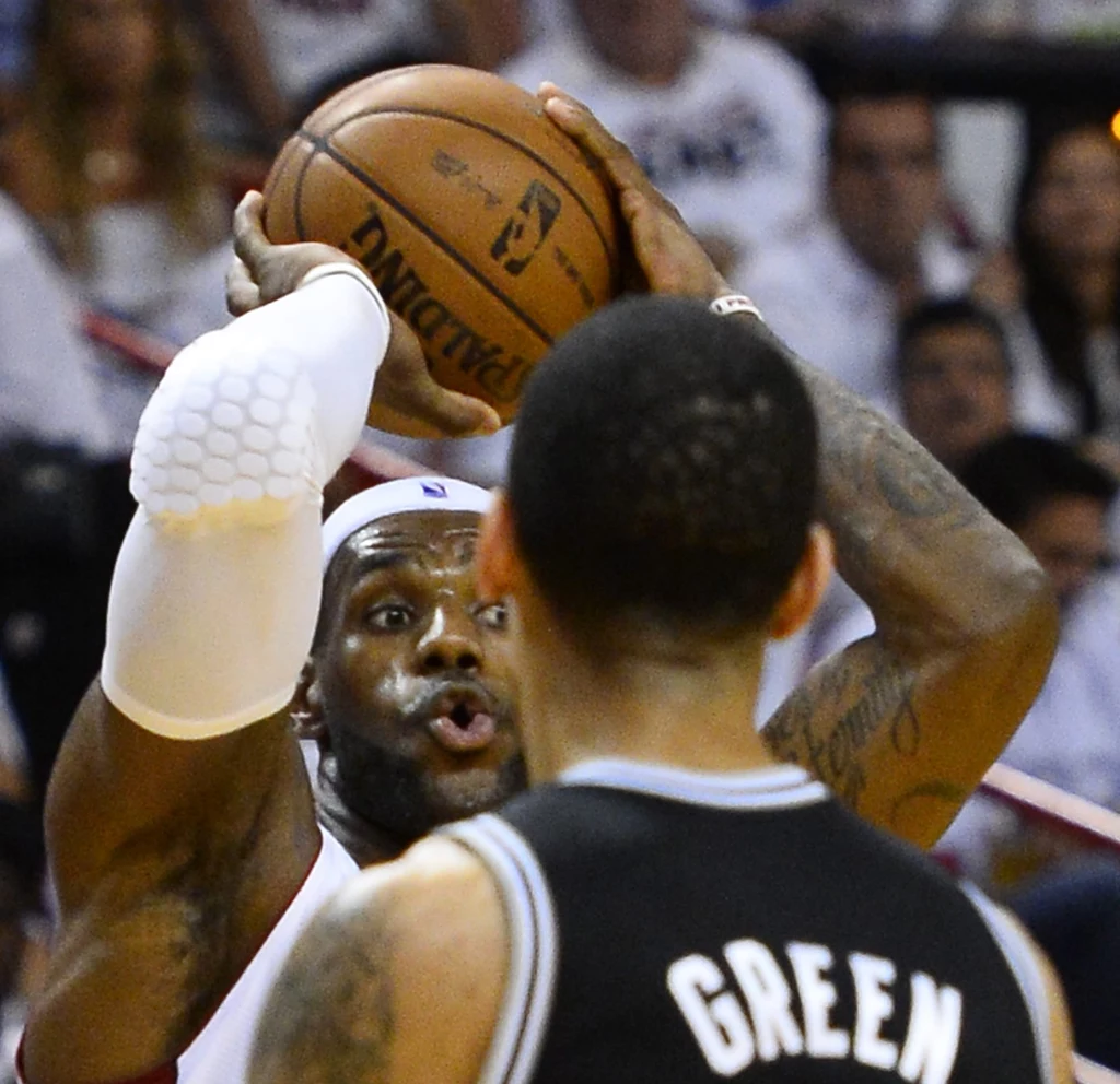 Koszykarze Miami Heat trzeci raz w swoim czwartym występie w finale sięgnęli po mistrzostwo ligi NBA. W siódmym decydującym spotkaniu pokonali w czwartek we własnej hali San Antonio Spurs 95:88, wygrywając rywalizację 4-3