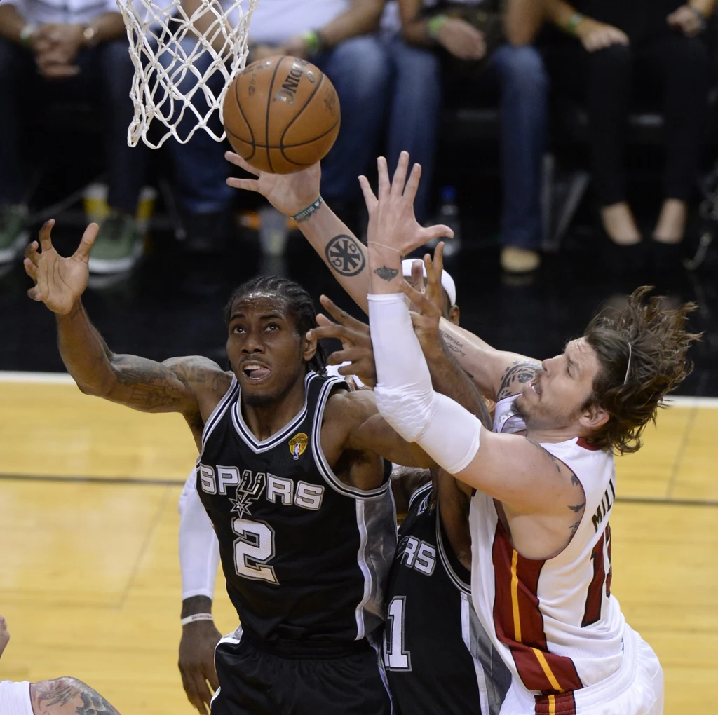 Koszykarze Miami Heat trzeci raz w swoim czwartym występie w finale sięgnęli po mistrzostwo ligi NBA. W siódmym decydującym spotkaniu pokonali w czwartek we własnej hali San Antonio Spurs 95:88, wygrywając rywalizację 4-3