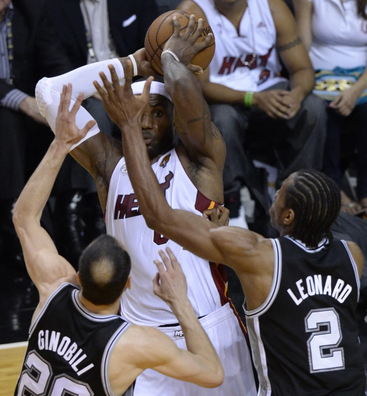 Koszykarze Miami Heat trzeci raz w swoim czwartym występie w finale sięgnęli po mistrzostwo ligi NBA. W siódmym decydującym spotkaniu pokonali w czwartek we własnej hali San Antonio Spurs 95:88, wygrywając rywalizację 4-3