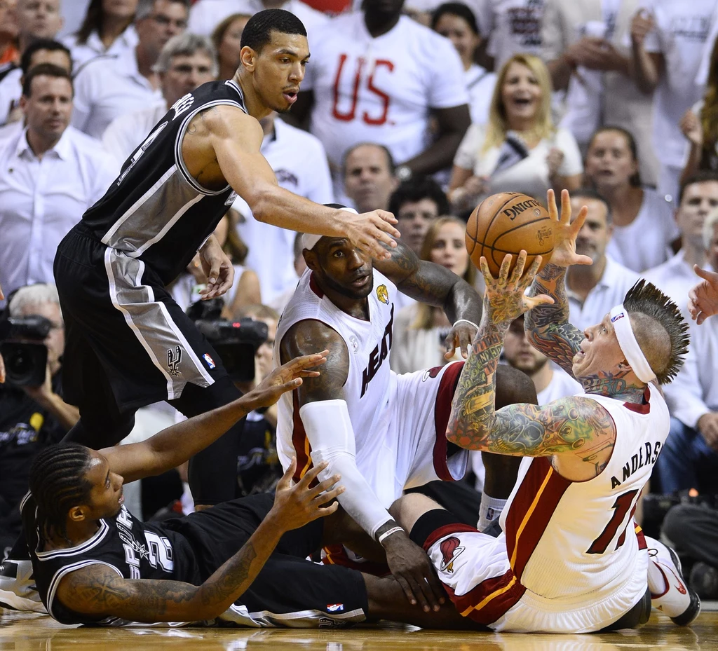 Koszykarze Miami Heat trzeci raz w swoim czwartym występie w finale sięgnęli po mistrzostwo ligi NBA. W siódmym decydującym spotkaniu pokonali w czwartek we własnej hali San Antonio Spurs 95:88, wygrywając rywalizację 4-3