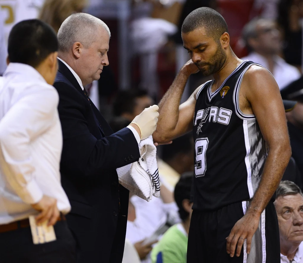 Koszykarze Miami Heat trzeci raz w swoim czwartym występie w finale sięgnęli po mistrzostwo ligi NBA. W siódmym decydującym spotkaniu pokonali w czwartek we własnej hali San Antonio Spurs 95:88, wygrywając rywalizację 4-3